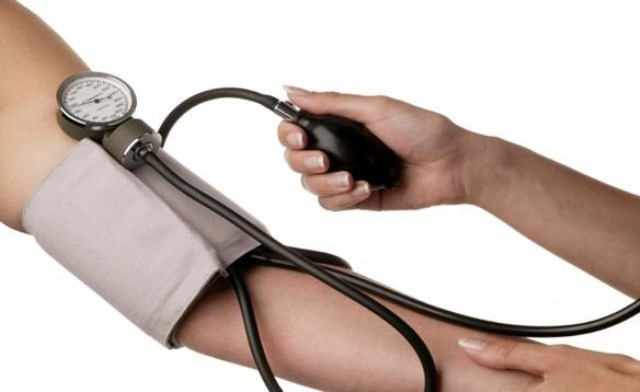 Vì sao nên kiểm tra huyết áp vào buổi sáng? 