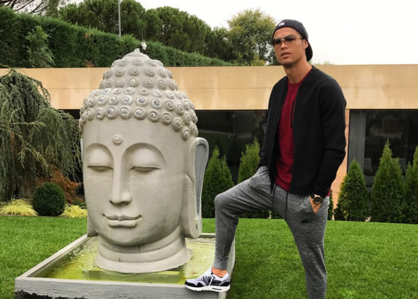 Ronaldo chụp hình phản cảm trước tượng Phật 