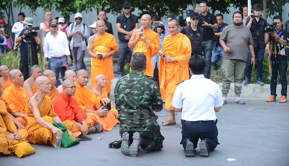 Đối đầu biểu tình nhưng chính quyền Thái Lan vẫn quỳ gối trước các nhà sư 