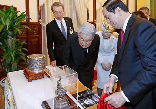 Chủ tịch nước tặng tượng Phật cho Nhà vua Nhật Bản