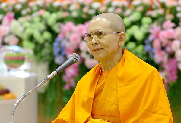 Thái Lan: Sư trụ trì Phra Dhammachayo bị mất chức 