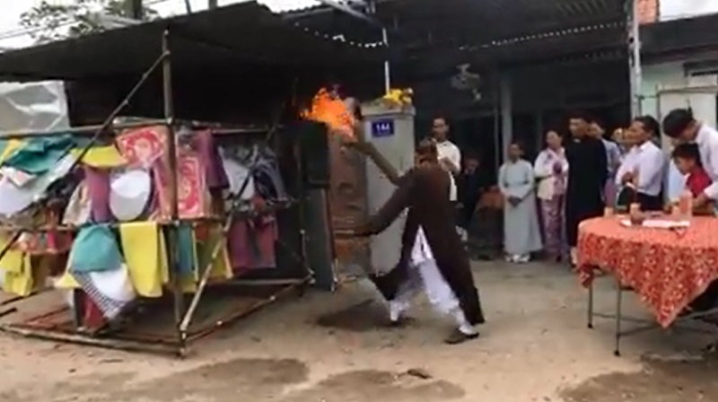 Video cộng đồng mạng phản đối kẻ mượn áo tu sĩ Phật giáo đuổi tà ma, đốt vàng mã 