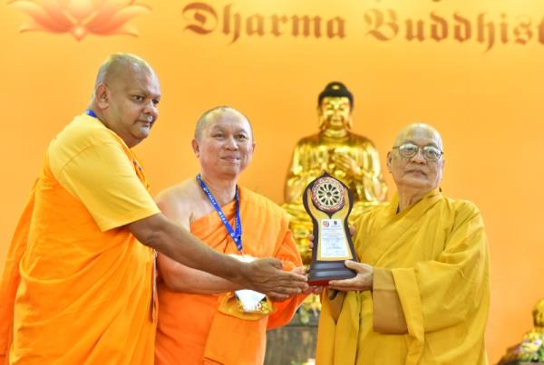 HT Chủ tịch Thích Thiện Nhơn nhận giải thưởng Lãnh Đạo Xuất Sắc Phật Giáo Thế Giới 2017