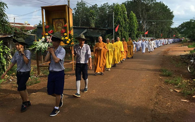 Rước kiệu Phật rằm tháng 7 ở Bình Phước  