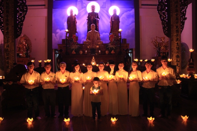 Tây Nguyên đêm hoa đăng mừng Phật Thành đạo 