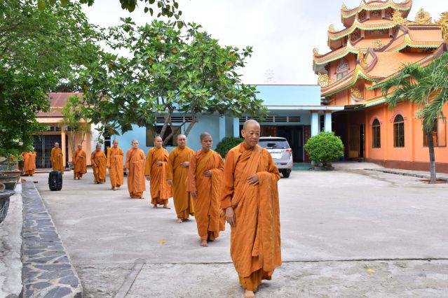 Những người con gái Phật đang thực hành pháp môn Giới – Định  - Tuệ 