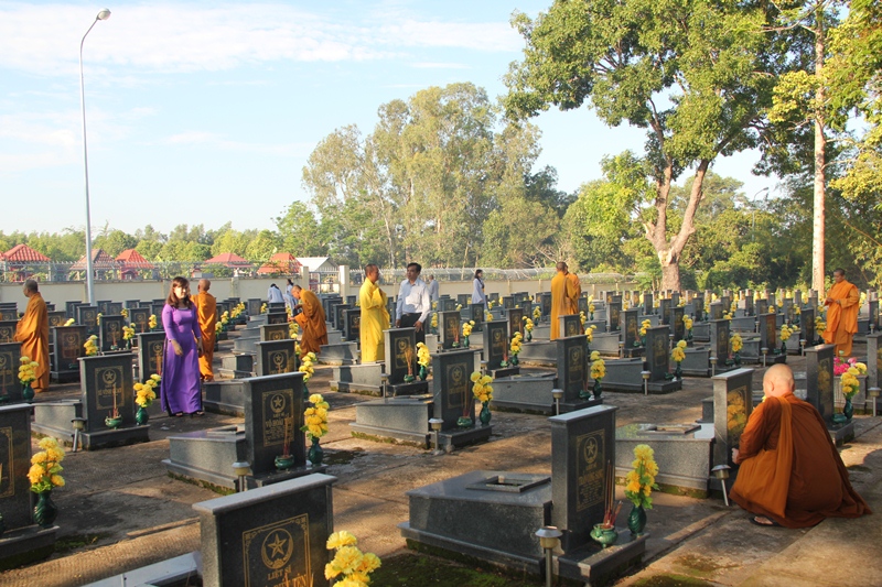 Tăng Ni, Phật tử huyện Định Quán viếng nghĩa trang liệt sĩ nhân mùa Phật đản 