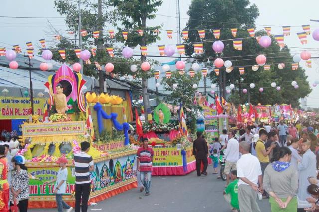 Phật giáo Đồng Tháp diễu hành xe hoa mừng Phật đản 2018 