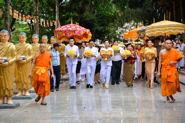 Hoàng Gia Thái Lan dâng y Kathina tại thiền viện Phước Sơn 