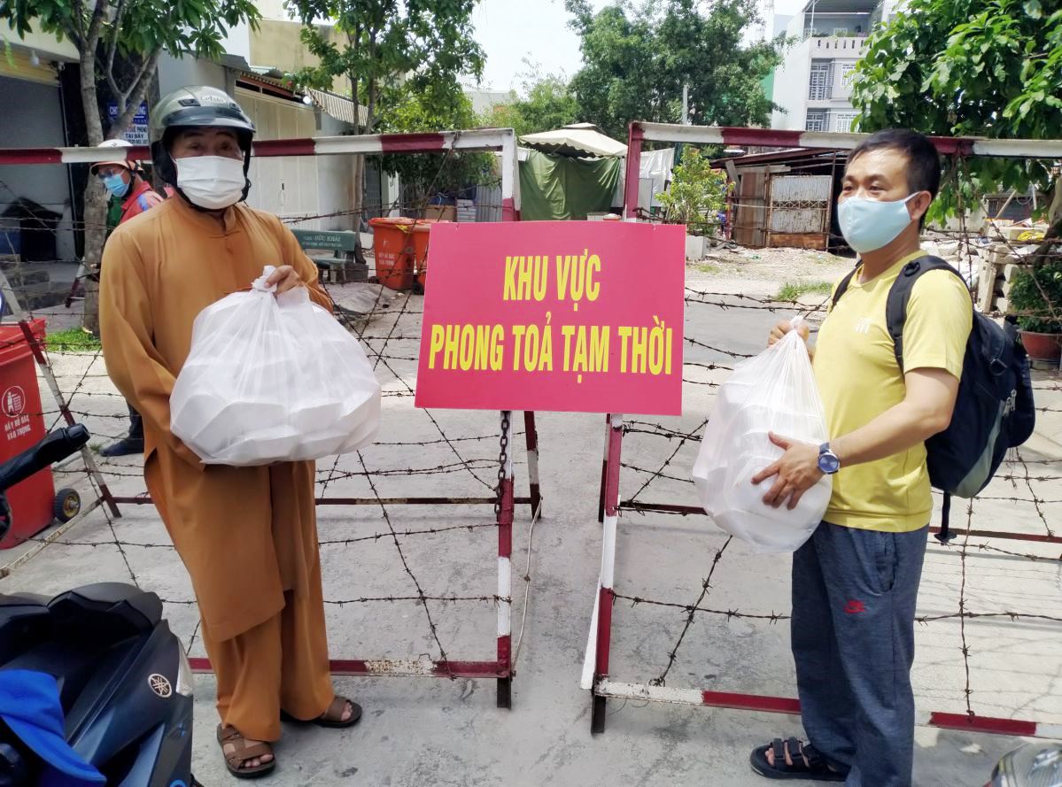 Tân Bình: Chùa Phổ Minh phát cơm cho bà con khu vực bị phong tỏa