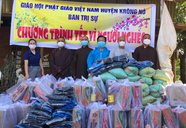 Phật giáo Krông Nô tặng quà Tết 2022 tại buôn 9 khu cách ly