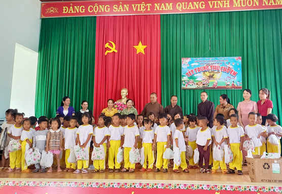 Krông Nô: Đạo tràng Quang Minh tặng 500 phần quà trung thu
