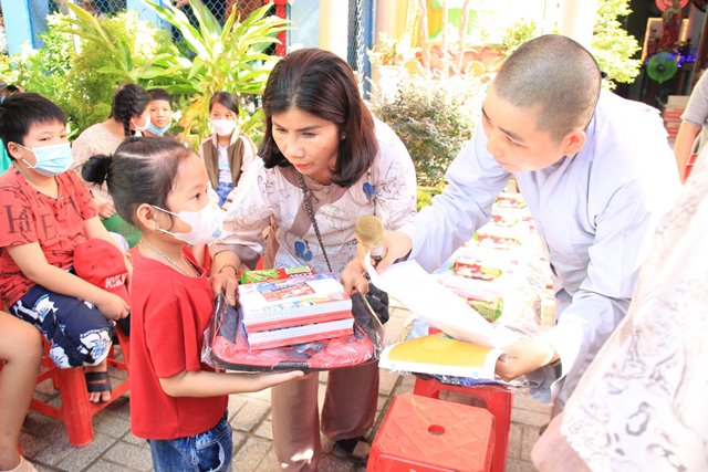 Ban Từ thiện PG thị xã La Gi, chùa Bửu Lâm tặng hơn 200 phần quà cho học sinh 