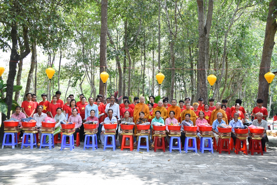 Bình Thuận: Tịnh xá Ngọc Nhơn, tịnh xá Ngọc Sanh phát quà cho hộ nghèo và học sinh 