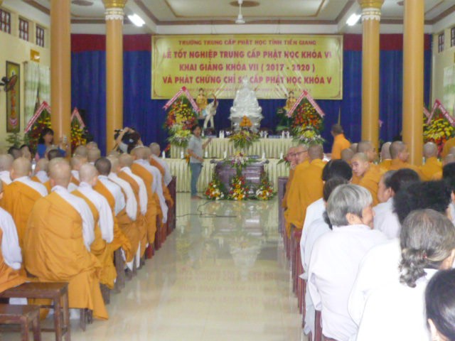 Trường Trung cấp Phật học Tiền Giang phát bằng tốt nghiệp khóa VI