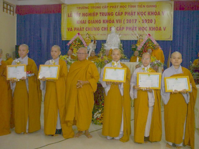 Trường Trung cấp Phật học Tiền Giang phát bằng tốt nghiệp khóa VI