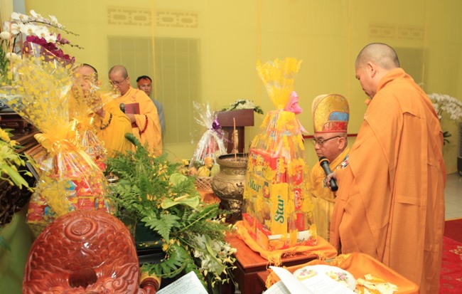 Lễ thỉnh giác linh HT Thích Trí Tâm tham Phật - Yết Tổ