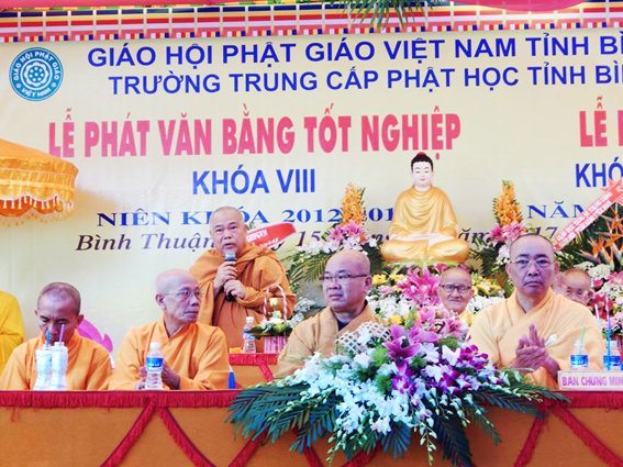 Trường TCPH Bình Thuận làm lễ tốt nghiệp, khai giảng