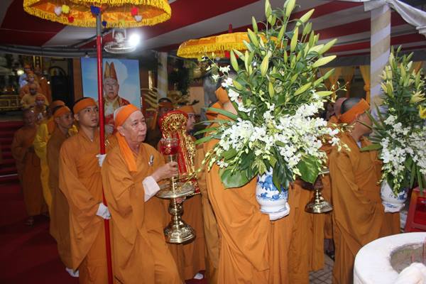 Cung thỉnh linh mô HT Thích Thiện Sanh tham Phật Yết Tổ tại chùa Vĩnh Hưng 