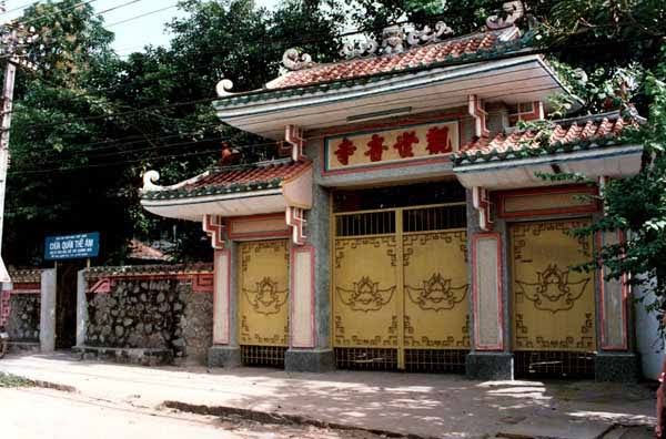 Cổng tam quan chùa Quán Thế Âm nơi Bồ-tát Quảng Đức khai sơn