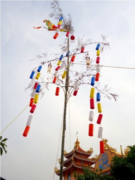 Cây nêu ngày tết với những chiếc lồng đèn biểu tượng màu lá cờ Phật giáo tại chùa Hoa Khai - Đăk Nông. Ảnh: Phong Vân