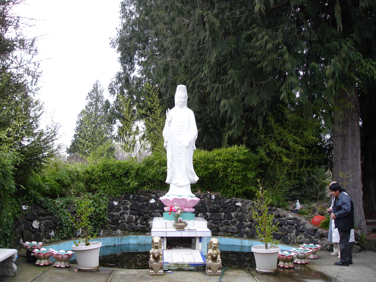 Dựng tượng Phật trong khuôn viên tư gia phải xin phép?