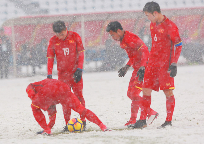 Lịch sử lần đầu tiên đội tuyển U23 Việt Nam gặp 23 Uzbekistan trận chung kết đá bóng trên tuyết. Ảnh: Tùng Lê