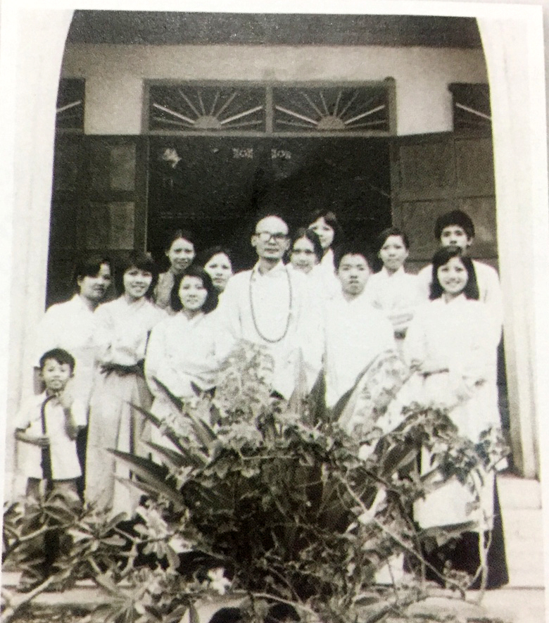 Nhóm Phật tử chụp ảnh cùng cố HT.Thích Quang Đạo trước chánh điện chùa Phước Viên (Khu Gia Viên, Biên Hòa, Đồng Nai). Ảnh chụp năm 1982.