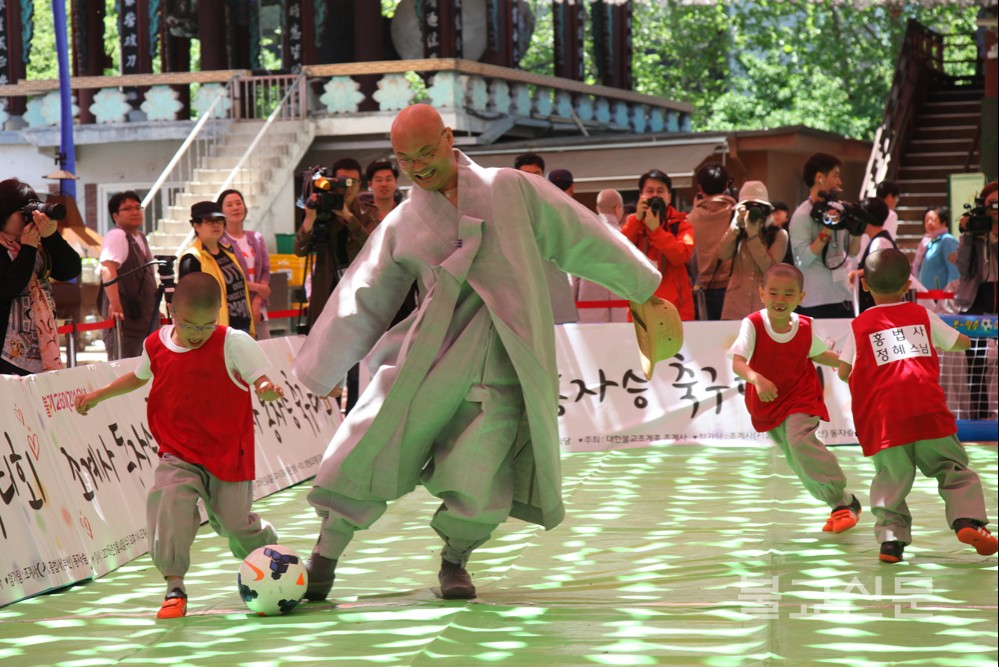Hàn Quốc: Trận giao đấu bóng đá của các tiểu Hòa thượng mừng Phật đản