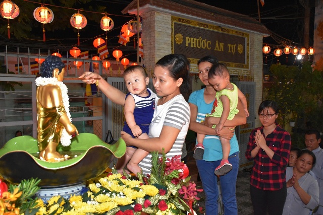 Sài Gòn: Chùa Phước Ân trang nghiêm lễ tắm Phật