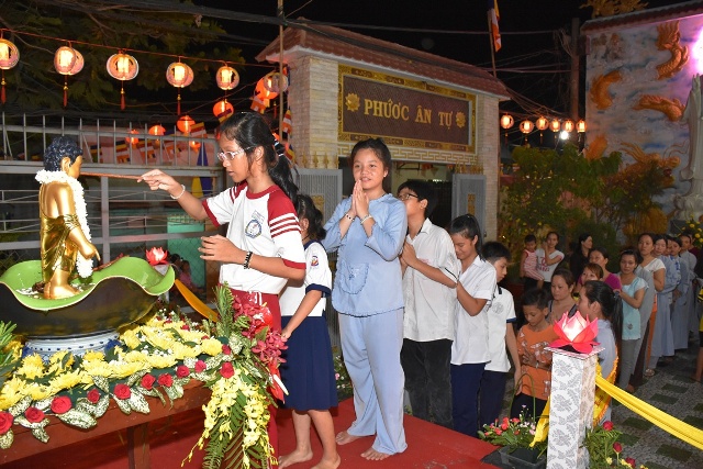 Sài Gòn: Chùa Phước Ân trang nghiêm lễ tắm Phật