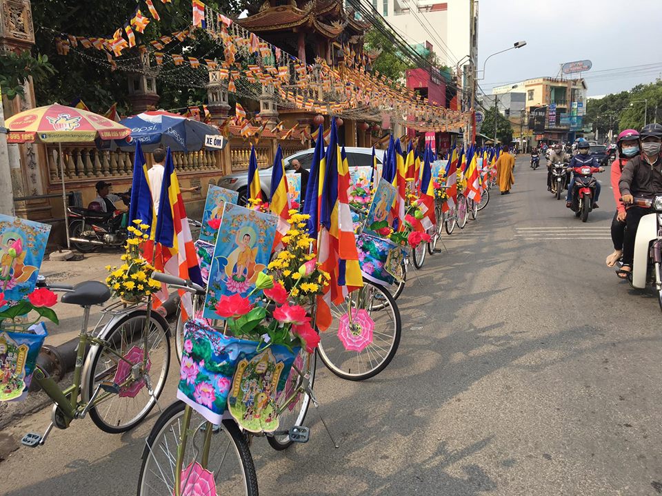 Đồng Nai: Tưng bừng diễu hành xe hoa mừng Phật đản PL: 2560
