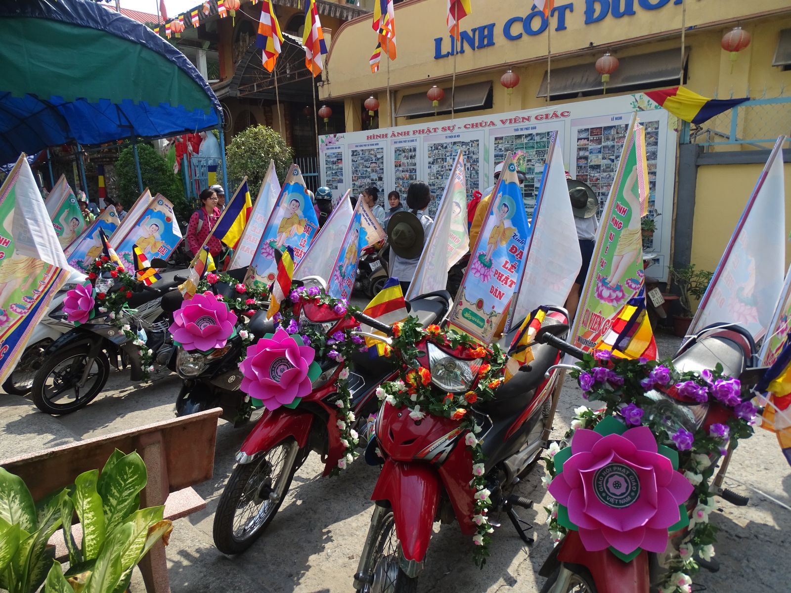 Đồng Nai: Tưng bừng diễu hành xe hoa mừng Phật đản PL: 2560