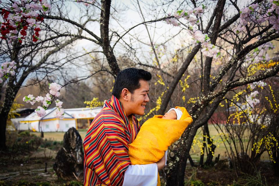 Quốc vương Bhutan và con trai mới sinh. (Nguồn: FB His Majesty King Jigme Khesar Namgyel Wangchuck)