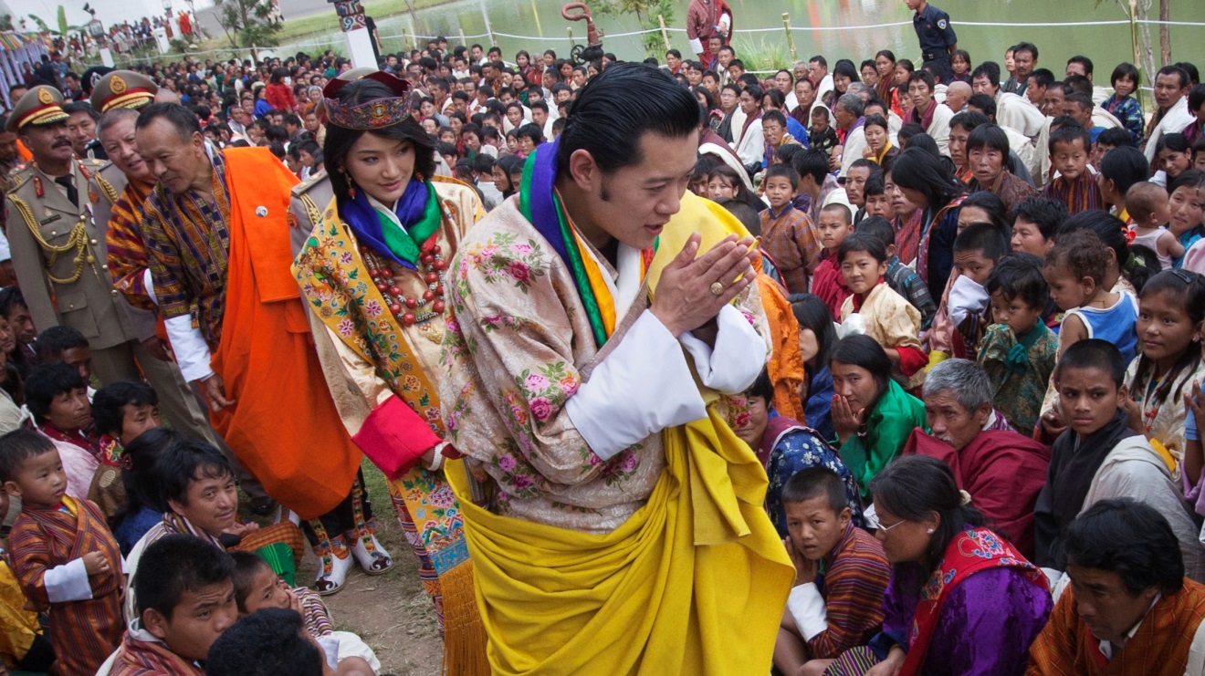 Quốc vương Bhutan đang chào theo nghi lễ đối với các thần dân