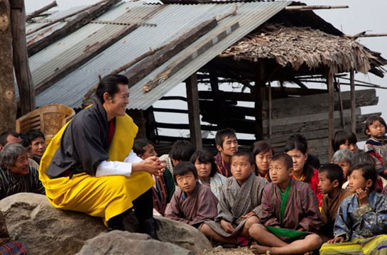 Quốc vương Bhutan trò chuyện với người dân của một khu làng hẻo lánh