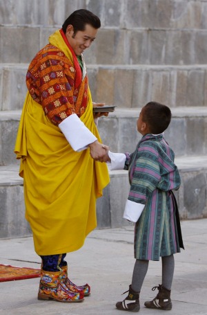 Vị vua thứ 4 của Bhutan tiếp tục kế thừa tư tưởng chuyển thể chế nhà nước từ quân chủ chuyên chế sang quân chủ lập hiến do vua cha đề ra