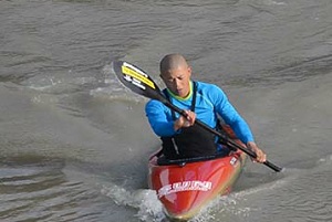 Nhà sư tham dự môn bơi thuyền kayak tại Olympic