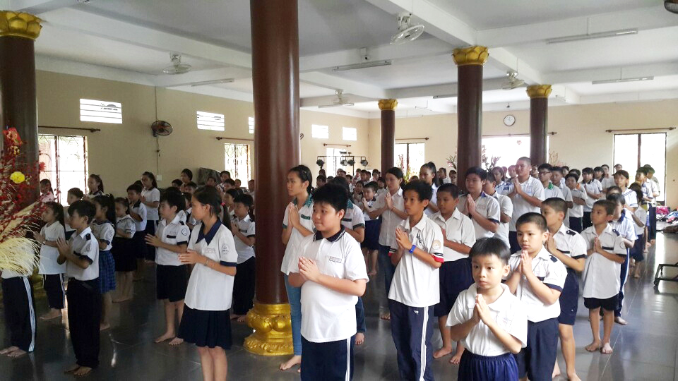 Sài Gòn: Học sinh đến chùa lễ Phật mỗi tháng 2 lần