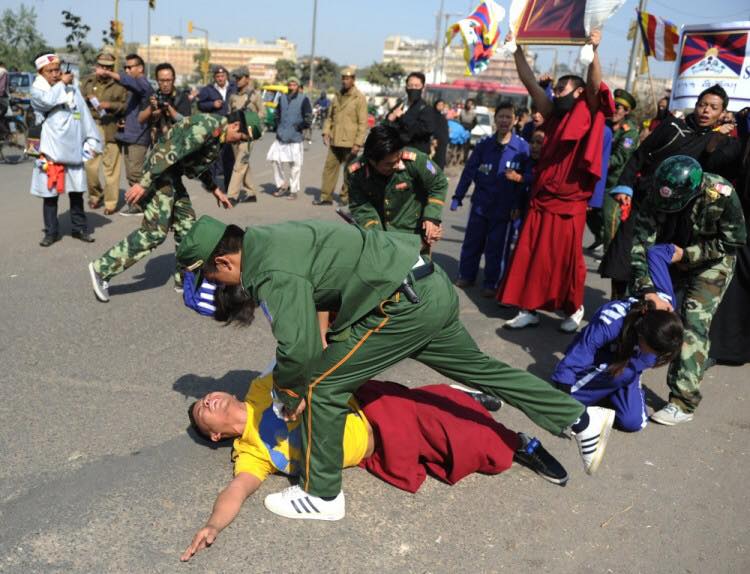 Trung Quốc đánh đập tu sĩ Phật giáo Tây Tạng