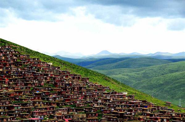 Trung Quốc phá hủy Học viện Phật giáo Tây Tạng lớn nhất thế giới