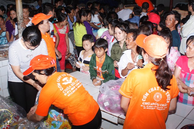 Sài Gòn: Chùa Bửu Châu chăm lo trung thu cho trẻ em