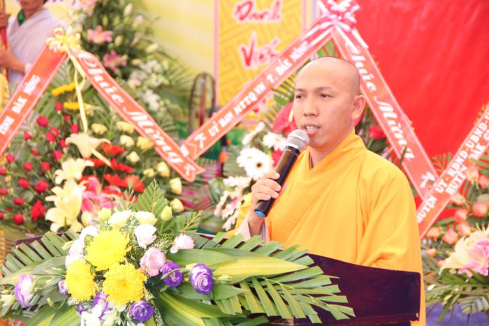Đại đức Thích Quảng Minh dẫn chương trình điều hành buổi lễ