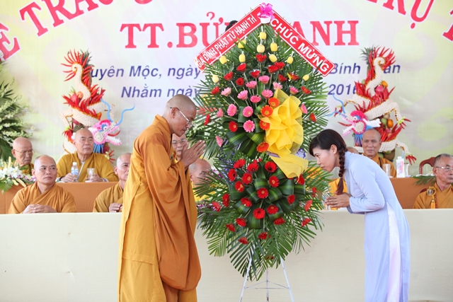 Phật tử chùa Cây Đa chúc mừng thầy ngày bổ nhiệm.