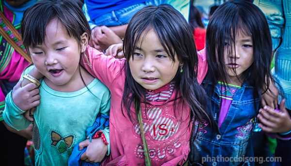 Những em bé người H’Mông tại Sa Pa