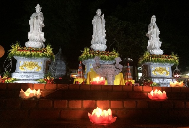 Nghệ An: Người dân đội mưa dự lễ lạc thành tôn tượng Tam Thánh chùa Long Hoa