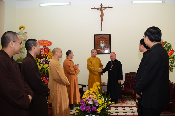 Giáo hội Phật giáo VN chúc mừng Giáng sinh tại Tòa Giám mục Hà Nội