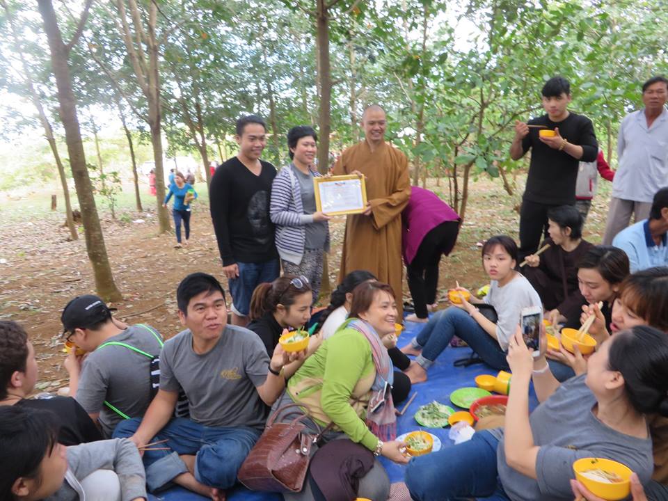 Phật giáo huyện Đăk Rlấp tặng quà tết tại xã Đăk Ngo