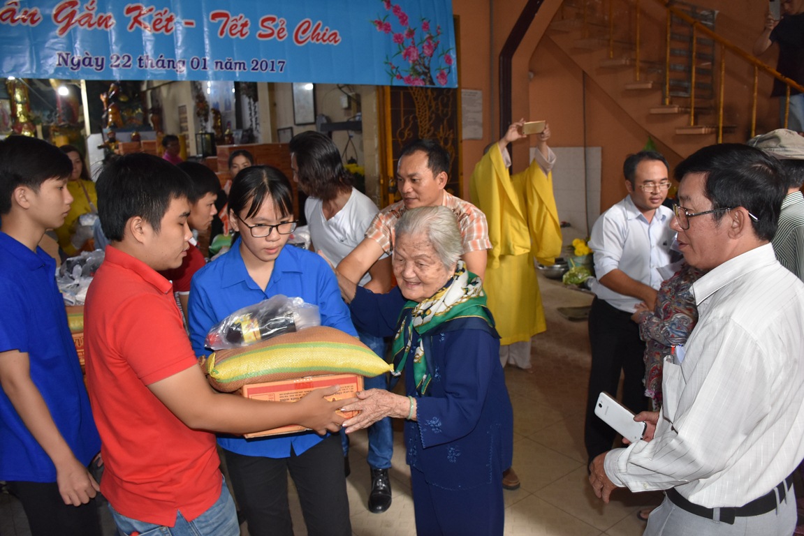 Chùa Phổ Minh tặng quà từ thiện xuân Đinh dậu