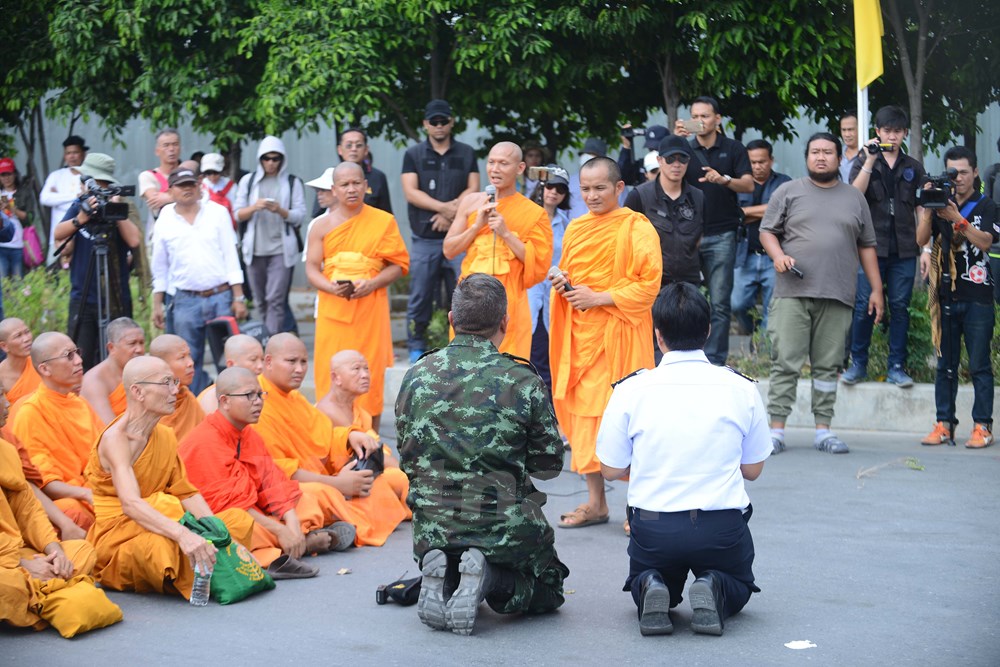 Dù biểu tình nhưng chính quyền Thái Lan vẫn quỳ gối trước các nhà sư